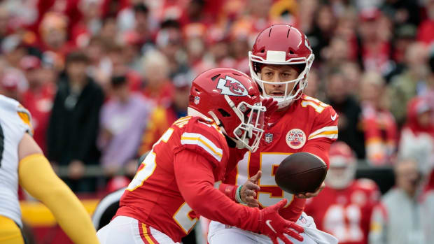 Dec 26, 2021; Kansas City, Missouri, USA; Kansas City Chiefs quarterback Patrick Mahomes (15) hands off to Kansas City Chiefs running back Clyde Edwards-Helaire (25) during the first quarter against the Pittsburgh Steelers at GEHA Field at Arrowhead Stadium. Mandatory Credit: William Purnell-USA TODAY Sports