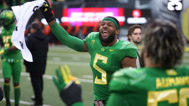 Kayvon Thibodeaux celebrating with Oregon.