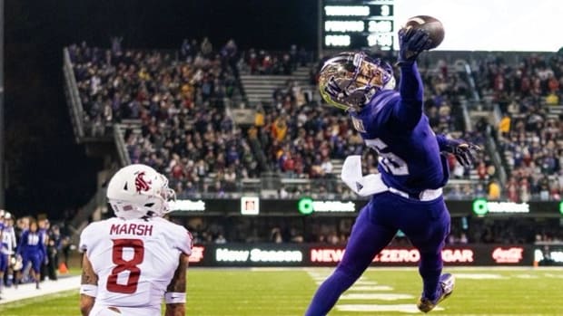 Rome Odunze reaches for the ball in the Apple Cup.