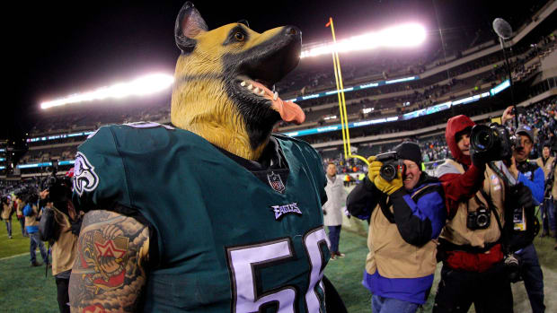Chris Long wears dog mask, playing on the theme of Eagles underdog status in Super Bowl title run of 2017