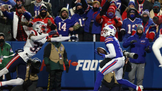 Bills receiver Emmanuel Sanders catches this 34 yard touchdown pass against Patriots Joejuan Williams.