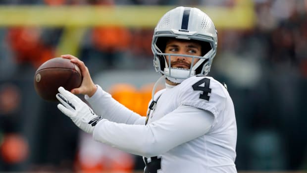 Derek Carr throws vs. the Bengals