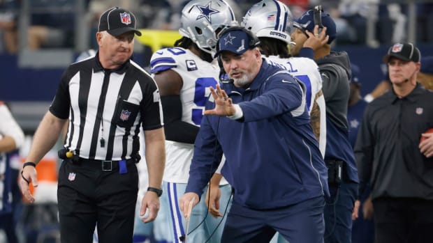 Cowboys coach Mike McCarthy speaks to referee.