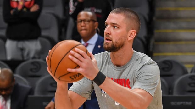 Chandler Parsons warming up for the Hawks.