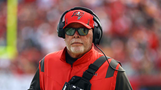 Bruce Arians coaching the Buccaneers.