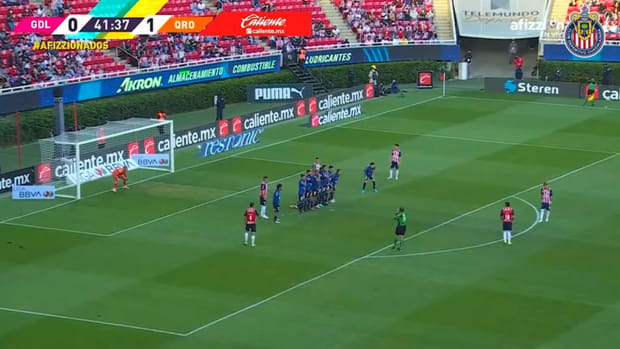 Alexis Vega scores his second free-kick goal in 2022 Clausura