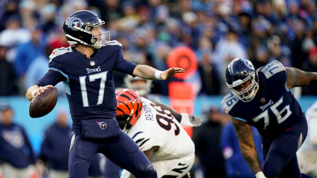 Tennessee Titans quarterback Ryan Tannehill (17) gets into position to throw during the first quarter of an AFC divisional playoff game at Nissan Stadium Friday, Jan. 22, 2021 in Nashville, Tenn. Titans Bengals 106