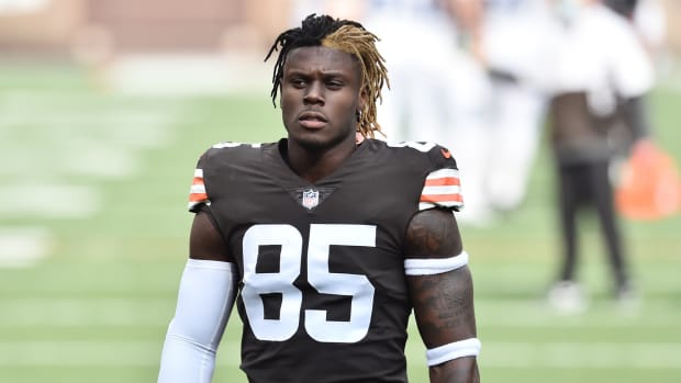Cleveland Browns tight end David Njoku warms up before game