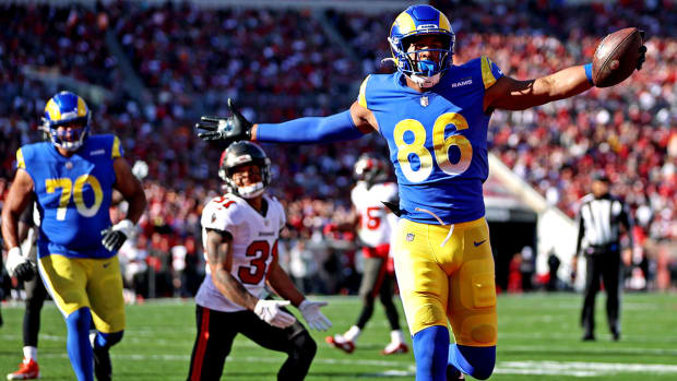 Los Angeles Rams tight end Kendall Blanton (86) scores a touchdown against Tampa Bay Buccaneers safety Antoine Winfield Jr. (31) during the first quarter