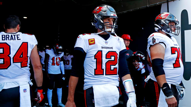 Tom Brady before facing the Rams.