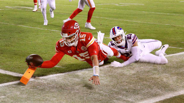 Chiefs quarterback Patrick Mahomes dives into the end zone for an 8-yard touchdown against the Bills Micah Hyde. The Chiefs won 42-36 in overtime. Ag3i5513© JAMIE GERMANO/ROCHESTER DEMOCRAT AND CHRONICLE / USA TODAY NETWORK