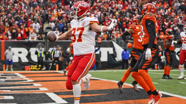 Kansas City Chiefs tight end Travis Kelce (87) celebrates after a 9-yard touchdown during the first half of an NFL football game against the Cincinnati Bengals, Sunday, Jan. 2, 2022, in Cincinnati.
