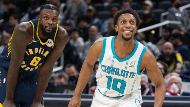 Indiana Pacers guard Lance Stephenson (6) and Charlotte Hornets guard Ish Smith (10) in the second half at Gainbridge Fieldhouse.
