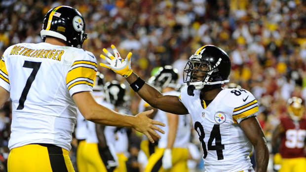 Sep 12, 2016; Landover, MD, USA; Pittsburgh Steelers wide receiver Antonio Brown (84) celebrates with Pittsburgh Steelers quarterback Ben Roethlisberger (7) after catching a touchdown against the Washington Redskins during the first half at FedEx Field.