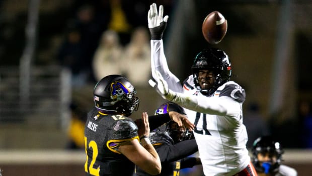 Cincinnati Bearcats defensive lineman Myjai Sanders (21) deflects a pass by East Carolina Pirates quarterback Holton Ahlers (12) in the second half of the NCAA football game at Dowdy-Ficklen Stadium in Greenville, NC, on Friday, Nov. 26, 2021. Cincinnati Bearcats defeated East Carolina Pirates 35-13. Cincinnati Bearcats At East Carolina Pirates 23