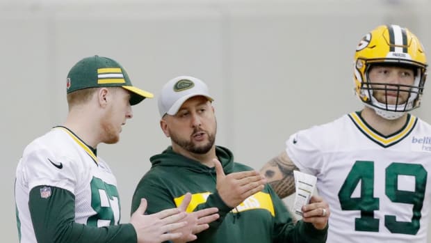 Green Bay Packers tight ends coach Justin Outten works with tight ends Jace Sternberger (87) and Evan Baylis (49) during practice at rookie minicamp at the Don Hutson Center on Friday, May 3, 2019 in Ashwaubenon, Wis. Gpg Packers Rookie Camp 050319 Abw413 Syndication: PackersNews