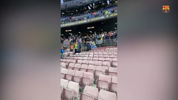 Araújo's nice gesture with fan in the stands