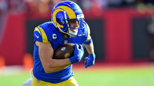 Los Angeles Rams wide receiver Cooper Kupp (10) scores on a 70-yaard touchdown reception during the first half of an NFL divisional round playoff football game against the Tampa Bay Buccaneers Sunday, Jan. 23, 2022, in Tampa, Fla.