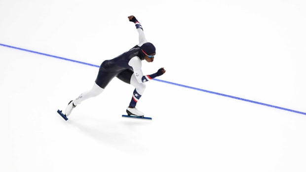 Erin Jackson of Team USA wins gold in women’s 500m speed skating.