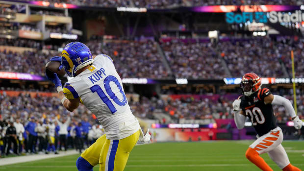 Los Angeles Rams wide receiver Cooper Kupp (10) catches a touchdown pass in the second quarter of Super Bowl 56 between the Cincinnati Bengals and the Los Angeles Rams at SoFi Stadium in Inglewood, Calif., on Sunday, Feb. 13, 2022. The Rams came back in the final minutes of the game to win 23-20 on their home field. Super Bowl 56 Cincinnati Bengals Vs La Rams