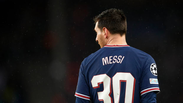 Lionel Messi pictured from behind during PSG vs Real Madrid in February 2022