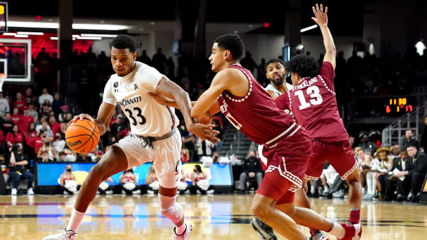 Cincinnati Bearcats forward Ody Oguama (33) drives to the basket in the first half of an NCAA basketball game against the Temple Owls, Sunday, Feb. 20, 2022, at Fifth Third Arena in Cincinnati. Temple Owls At Cincinnati Bearcats Basketball Feb 20 Seqn