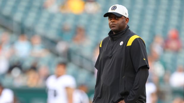 Pittsburgh Steelers wide receivers coach Ike Hilliard in action before a pre-season NFL football game against the Philadelphia Eagles, Thursday, Aug. 12, 2021, in Philadelphia.