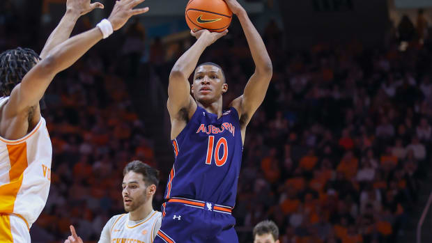 Feb 26, 2022; Knoxville, Tennessee, USA; Auburn Tigers forward Jabari Smith (10) shoots the ball against the Tennessee Volunteers during the first half at Thompson-Boling Arena. Mandatory Credit: Randy Sartin-USA TODAY Sports