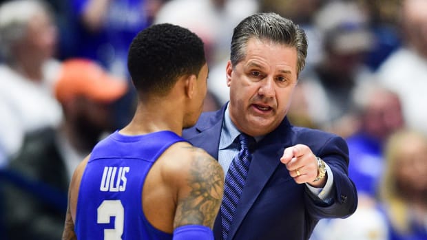 John Calipari talks to guard Tyler Ulis.