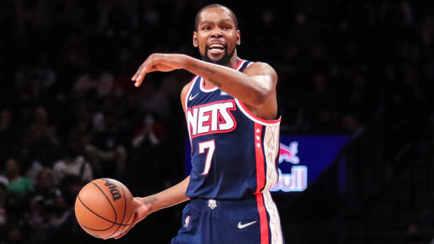 Brooklyn Nets forward Kevin Durant (7) directs the offense against the LA Clippers.