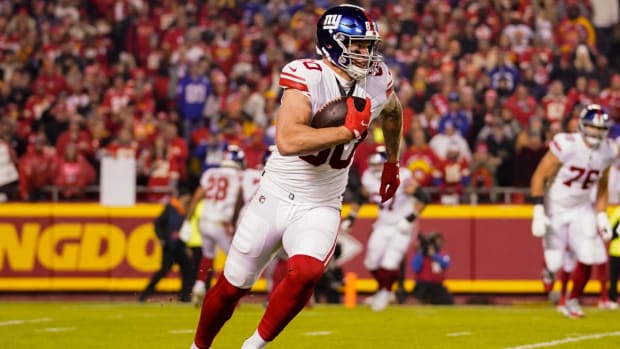 Giants tight end Kyle Rudolph runs after a catch.