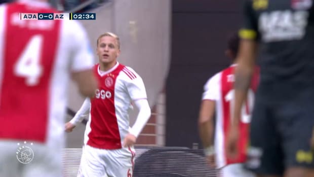 Van de Beek helps Ajax crush Alkmaar 5-0