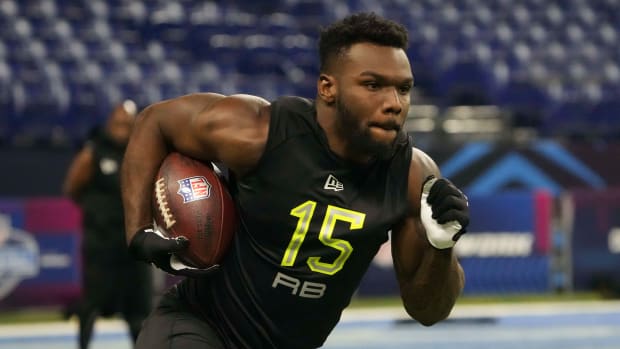 Mar 4, 2022; Indianapolis, IN, USA; Cincinnati running back Jerome Ford (RB15) goes through drills during the 2022 NFL Scouting Combine at Lucas Oil Stadium. Mandatory Credit: Kirby Lee-USA TODAY Sports