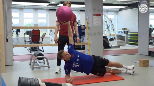 Behind the scenes: Manuel Neuer steps up recovery from injury