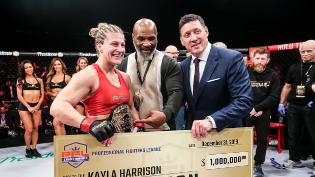 Kayla Harrison (l.), Mike Tyson (m.) and PFL CEO Peter Murray.