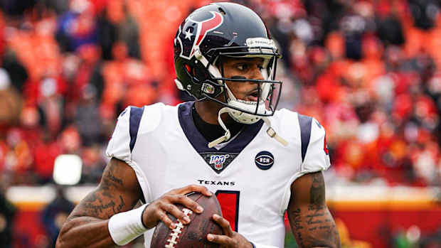 Deshaun Watson drops back to pass