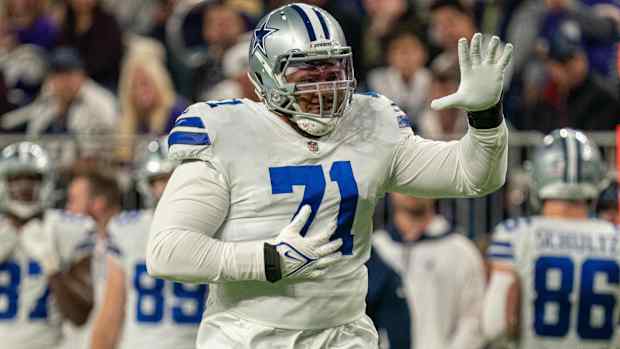 Former Cowboys offensive lineman La’el Collins holds up his left hand.