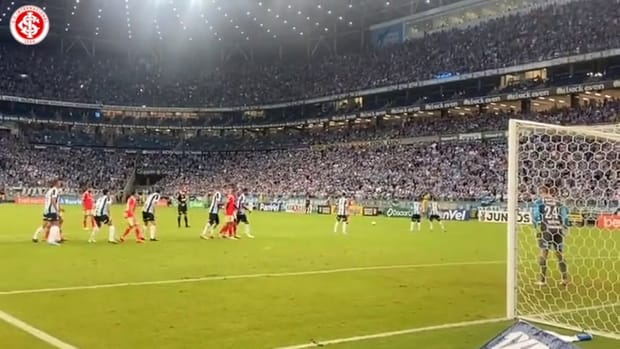 Taison’s superb free-kick vs Grêmio