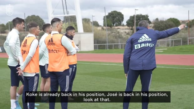 Behind the scenes: Luis Enrique uses pitchside screen in Spain training