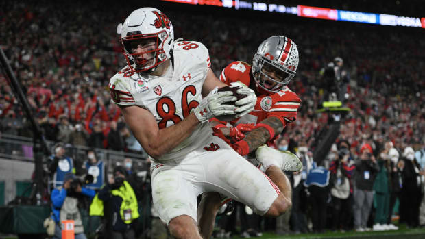 USA; Utah Utes tight end Dalton Kincaid (86) makes a catch for a touchdown against Ohio State Buckeyes safety Ronnie Hickman (14) in the fourth quarter during the 2022 Rose Bowl college football game at the Rose Bowl.