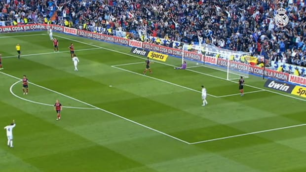 Great goal of Gonzalo Higuaín against Celta de Vigo in 2012