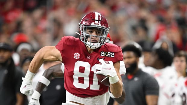 Alabama Crimson Tide tight end Cameron Latu (81) runs the ball after a catch against the Georgia Bulldogs in the second quarter during the 2022 CFP college football national championship game at Lucas Oil Stadium.