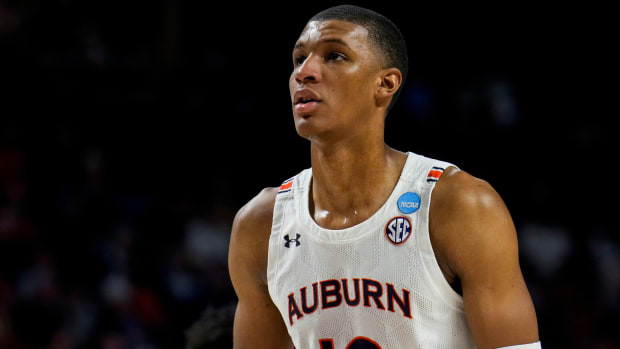 Auburn’s Jabari Smith looks on, preparing to shoot a free throw.