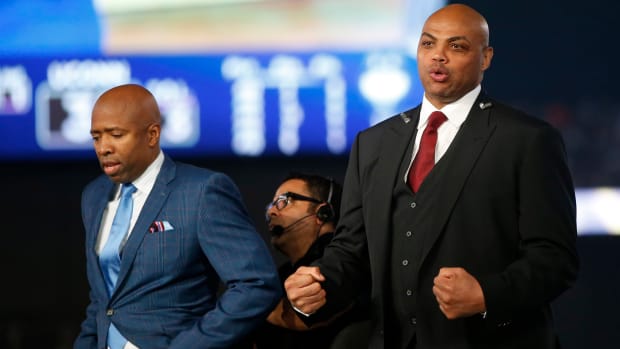 Charles Barkley and Kenny Smith watch a Final Four game on set.