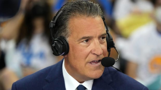 Steve Lavin calls a college basketball game on TV.