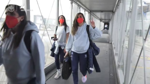 The Spanish women's national team arrive in Glasgow
