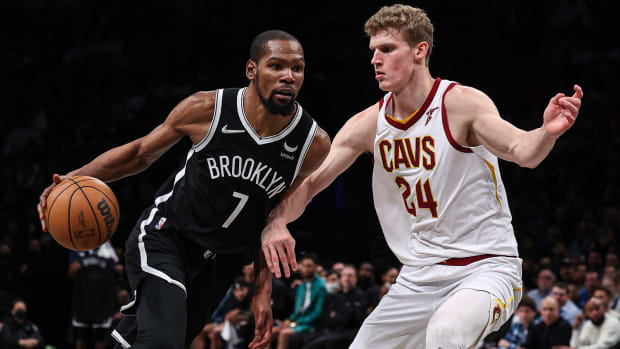 Brooklyn Nets forward Kevin Durant (7) drives to the basket as Cleveland Cavaliers forward Lauri Markkanen.