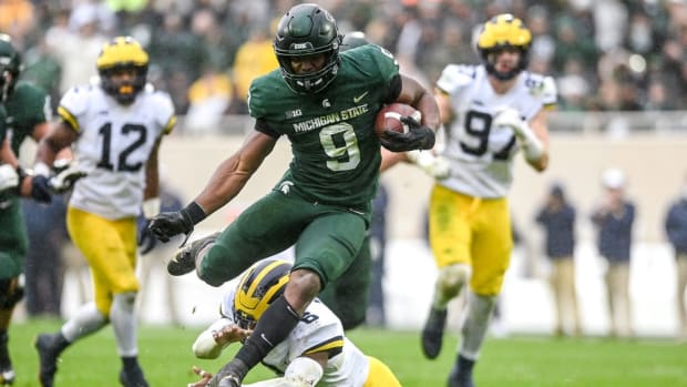 Michigan State's Kenneth Walker III avoids a tackle by Michigan's R.J. Moten during his touchdown run during the fourth quarter on Saturday, Oct. 30, 2021, at Spartan Stadium in East Lansing. Syndication Lansing State Journal