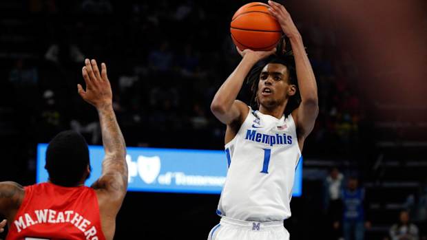 Emoni Bates shoots a ball for Memphis.