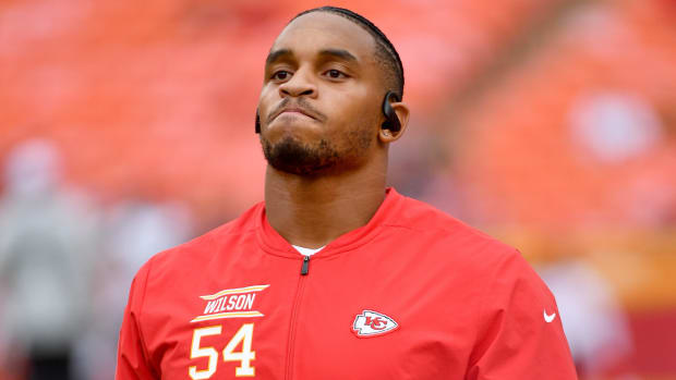 Former Chiefs linebacker Damien Wilson warms up before a game.